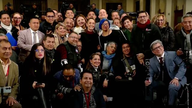 Claudia Sheinbaum se toma fotos con reporteros asistentes a la Mañanera
