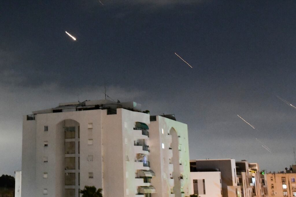 Irán ataca a Israel