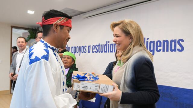 Maru Campos entrega material escolar a estudiantes