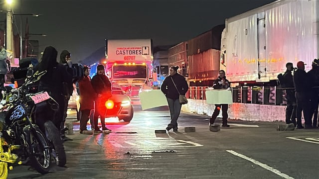 Bloqueo en la México–Puebla: policías de Valle de Chalco protestan por pagos retenidos