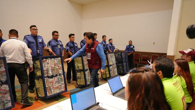 Mario Delgado, dirigente nacional de Morena, durante el proceso de recepción de papeletas del levantamiento de la encuesta