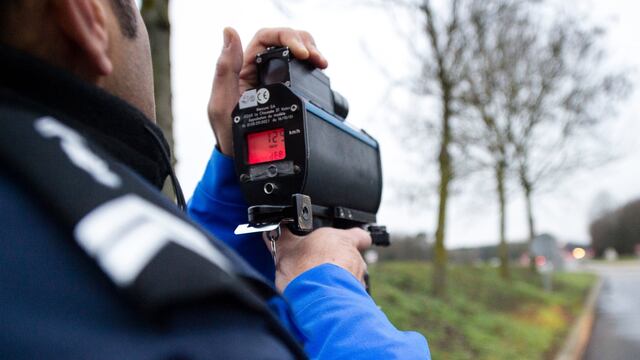 Abuelito es detenido por exceso de velocidad