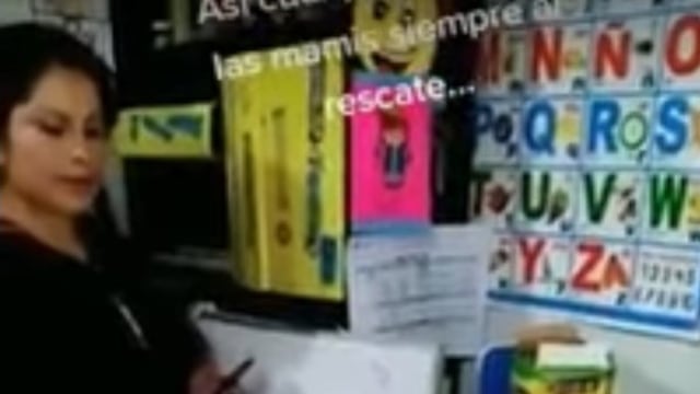 Mamá ayuda a su hijo diciéndole las respuestas de su examen en línea