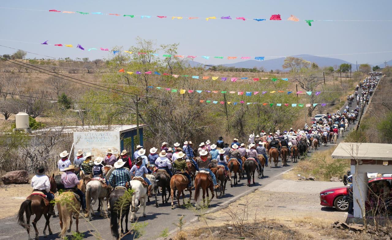 Lucy Meza cabalga acompañada de de familiares de Emiliano Zapata