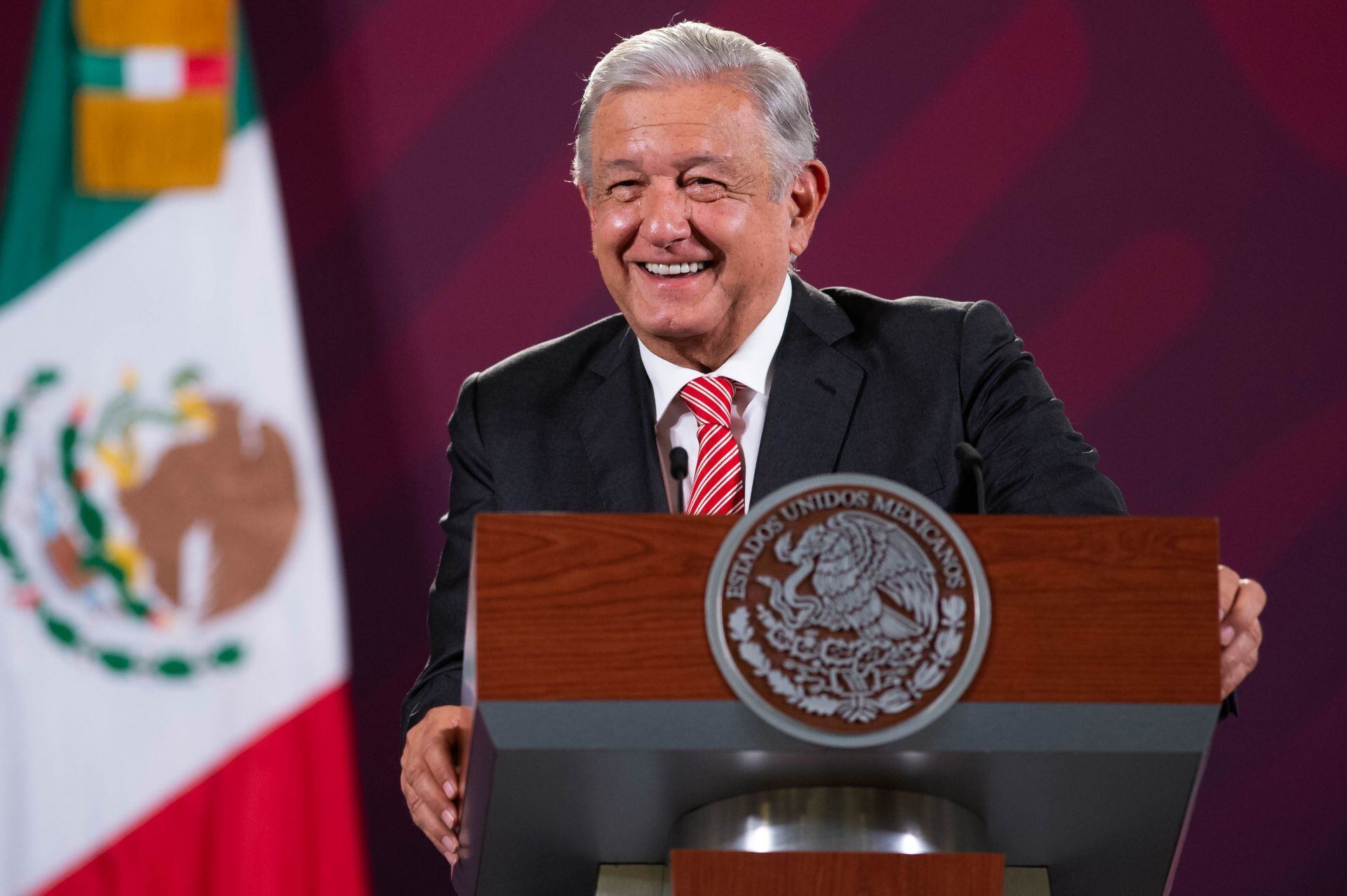 AMLO se burla de Lilly Téllez
