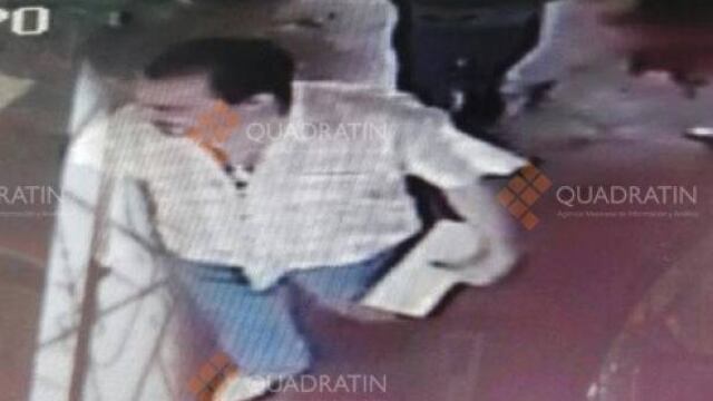 Presunto sacerdote secuestrado saliendo del hotel.