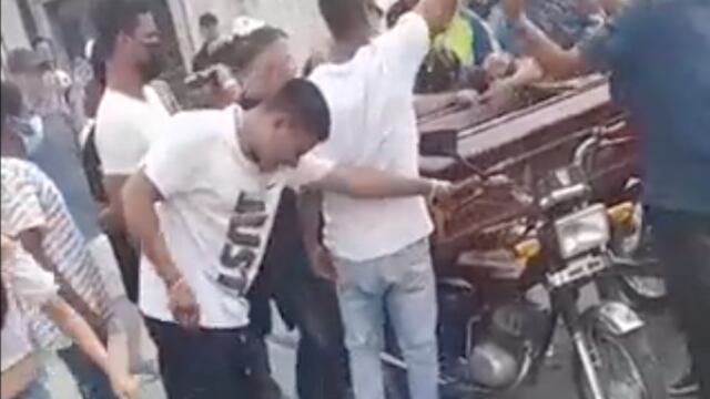 Sacan el cuerpo de su amigo y dan un paseo en moto