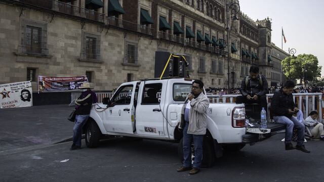 Maestros de la CNTE frente a Palacio Nacional