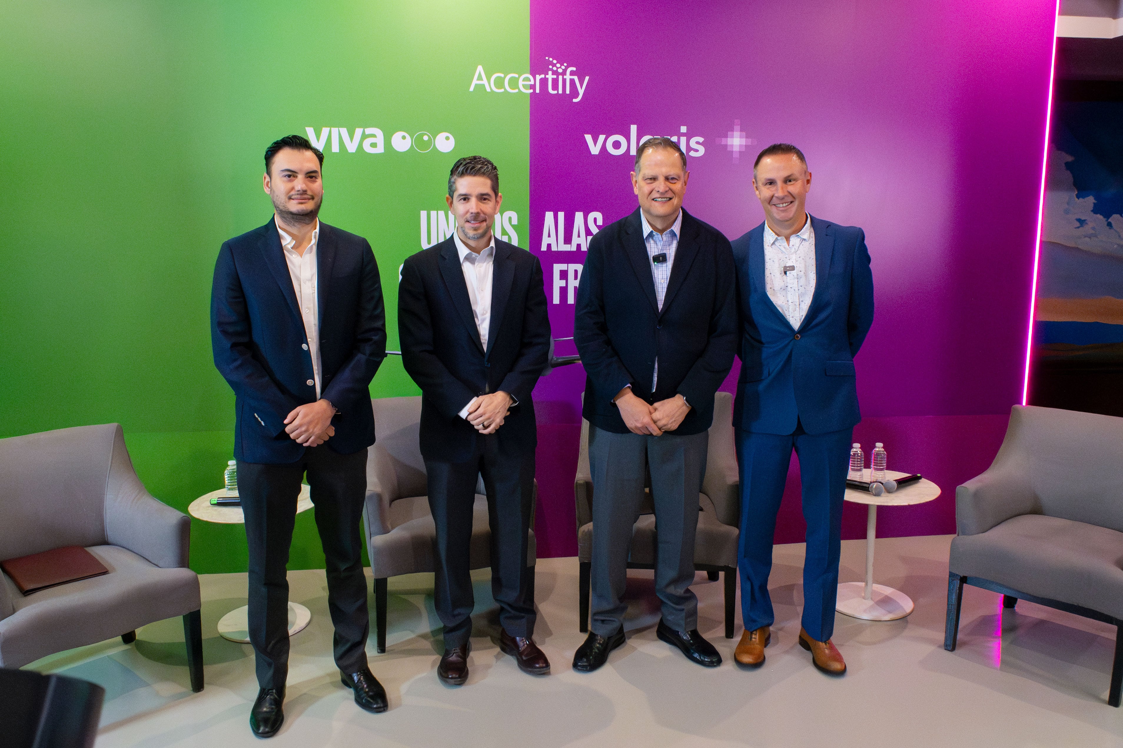 Sebastián Hernández, subprocurador de servicios de la PROFECO, Juan Carlos Zuazua, CEO de VivaAerobus, Enrique Beltranena, CEO de Volaris y Mark Michelon, presidente de Accertify.