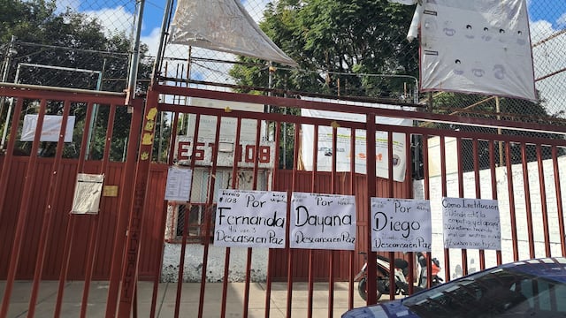 Madres de alumnos de la Secundaria Técnica 108 protestan tras casos de suicidio