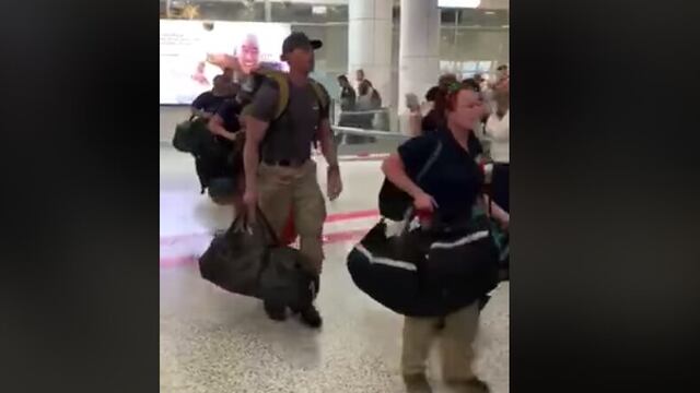 Bomberos de EU llegan a Australia; los reciben con aplausos.