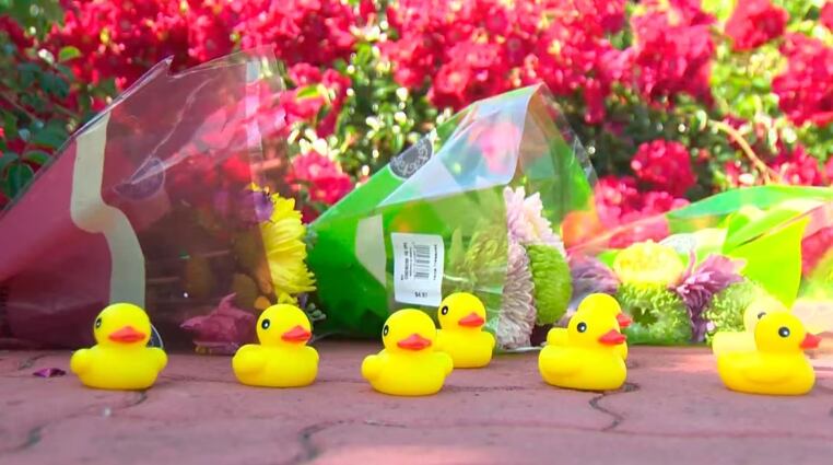 Dejan patos en donde murió Casey Rivara