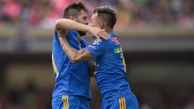 Gignac y Vargas festejan una anotación.