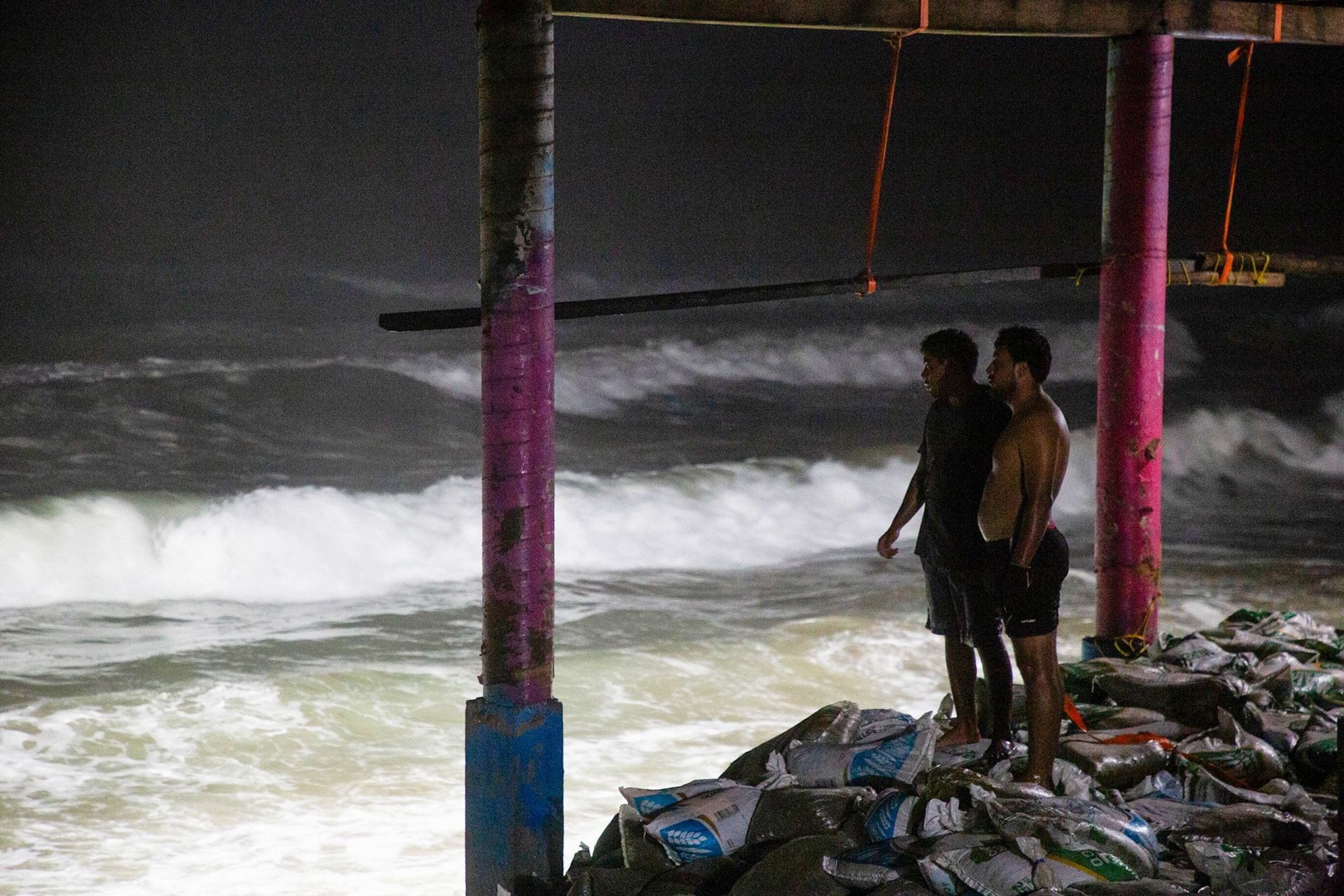 Pobladores de Lázaro Cárdenas, Michoacán, observan la costa durante el huracán.