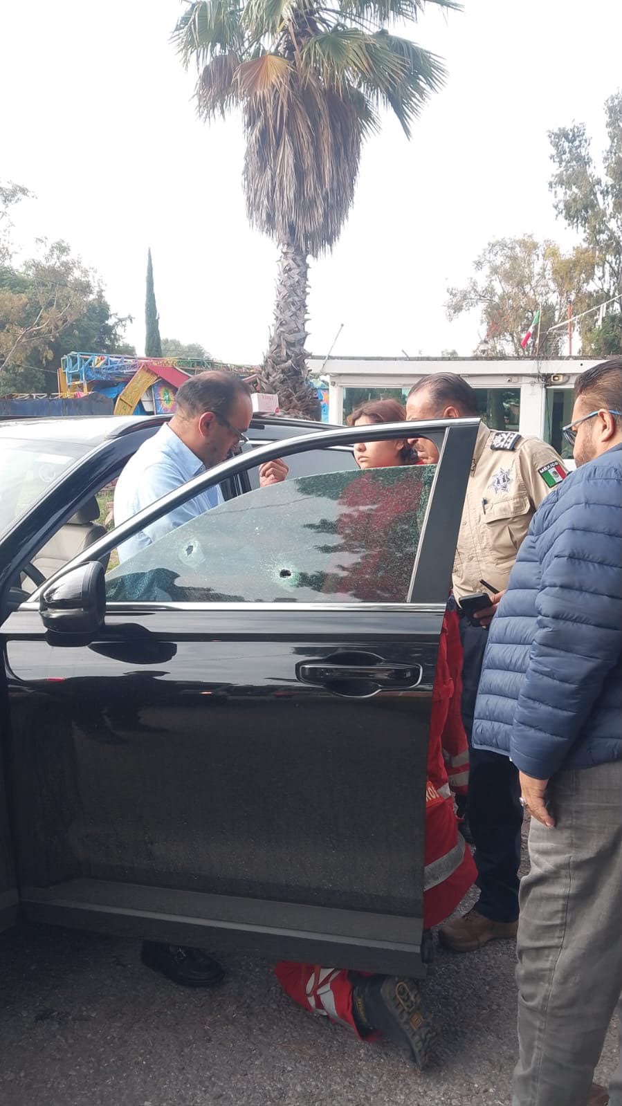 Camioneta de la alcaldesa de Tecámac, Rosi Wong, es atacada a balazos.