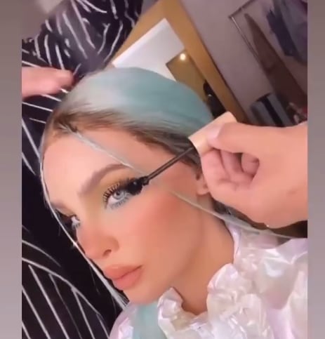 Belinda con peluca que no han pagado.