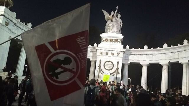 Unas 200 personas se congregaron en el Hemiciclo a Juárez para manifestarse contra la Ley de Seguridad Interior.