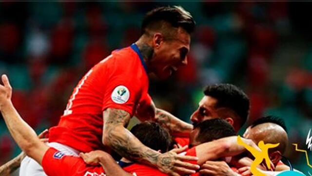Eduardo vargas festeja el gol de Chile.