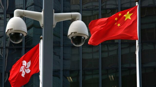 Las banderas de China y Hong Kong afuera de la sede del gobierno.