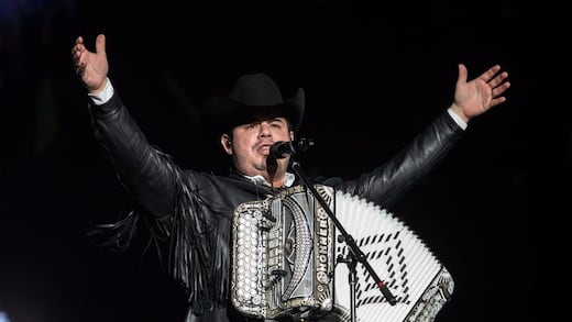 ¿Quién es Alfredo Olivas? Cantante habría sido amenazado en palenque