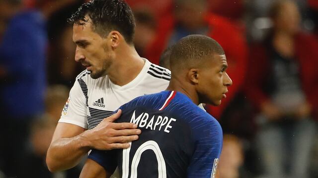 Hummels y Mbappé al finalizar el duelo