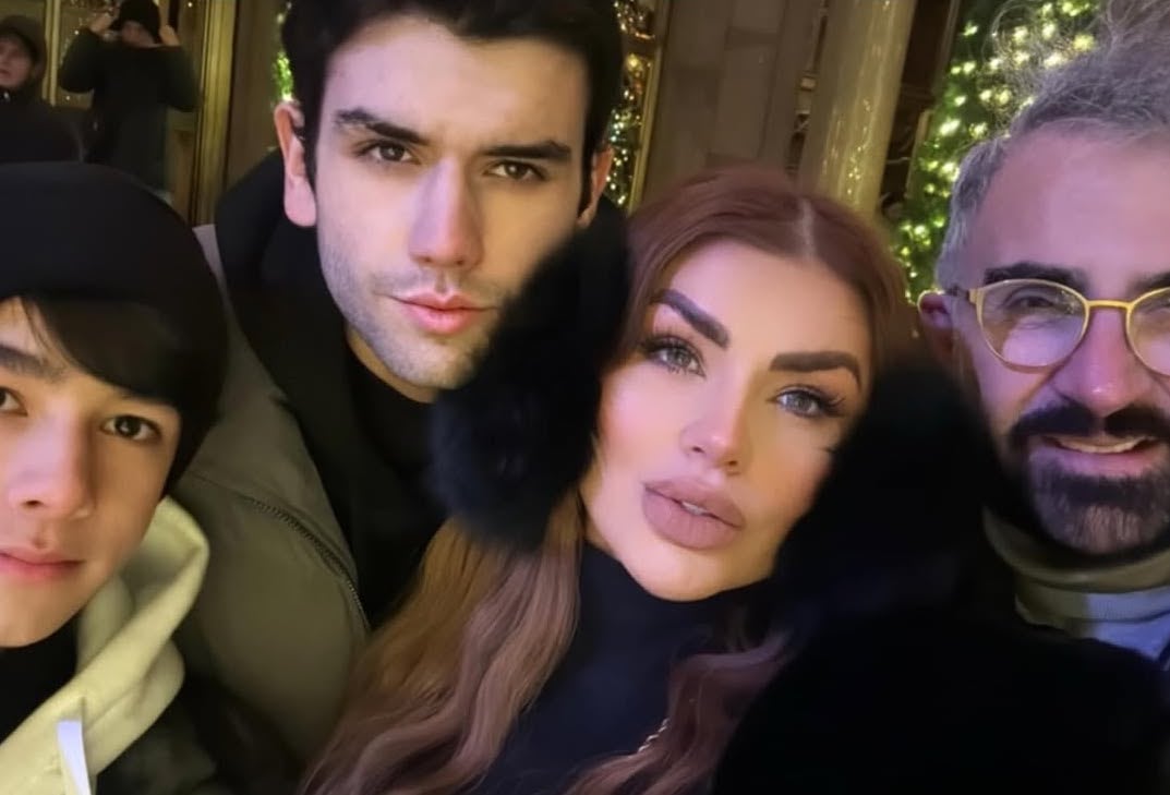 Mariana González junto a sus hijos y Vicente Fernández Jr.
