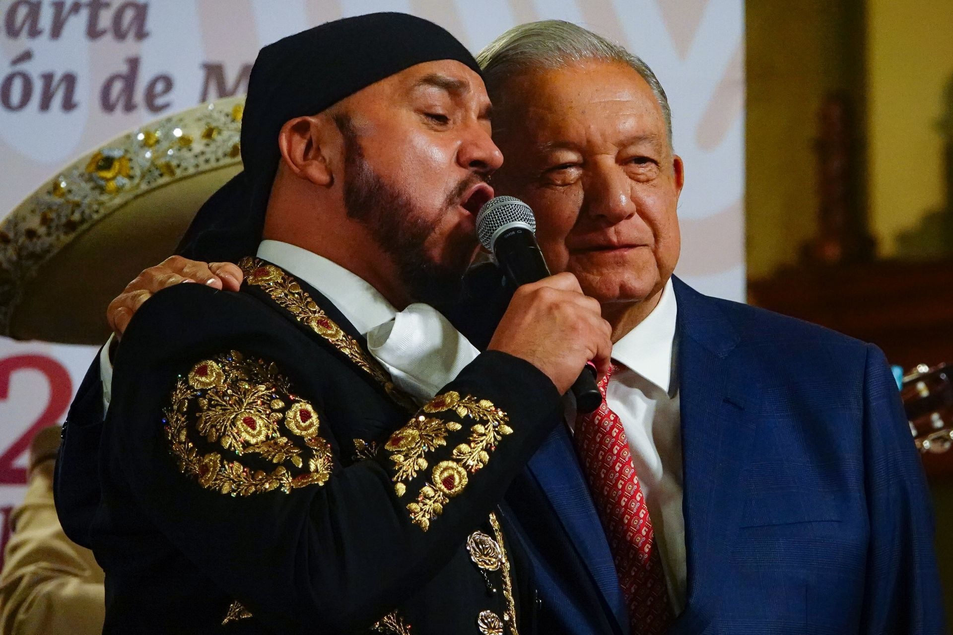 AMLO con mariachi por el Día de las Madres