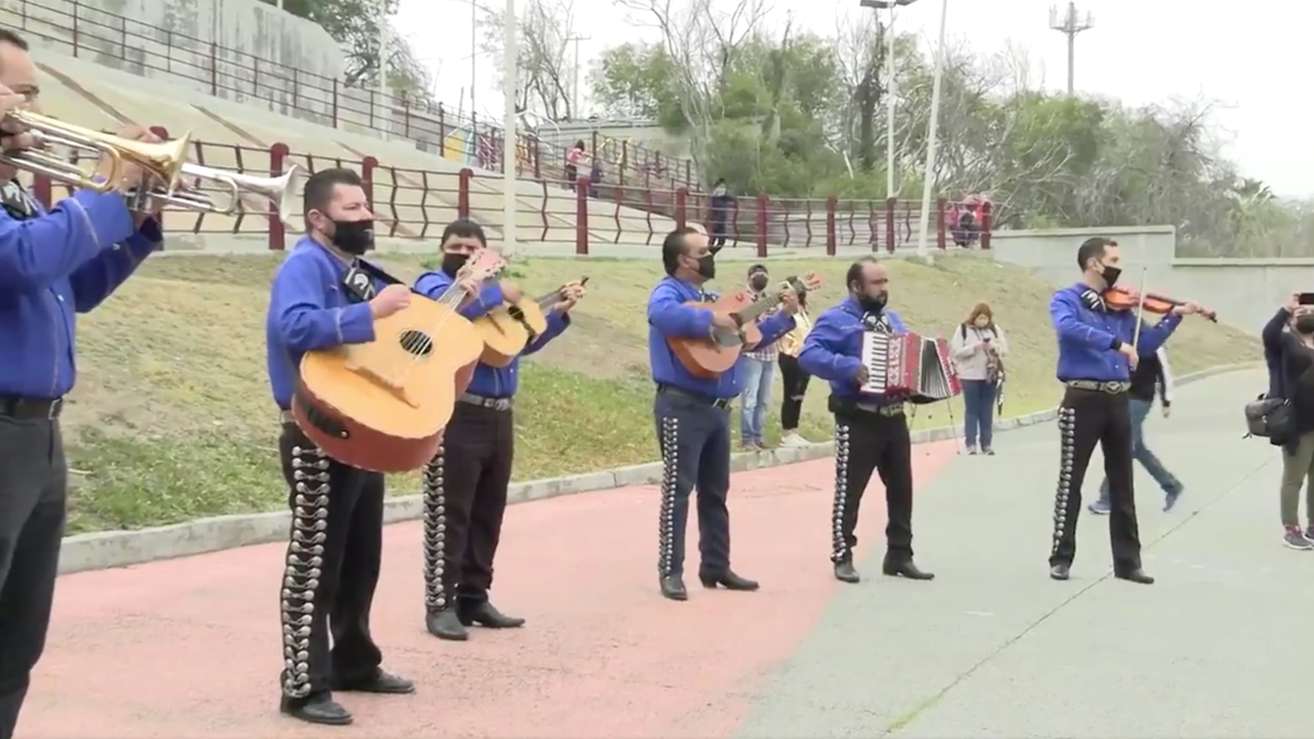Celebran con mariachi cancelación del muro de Trump