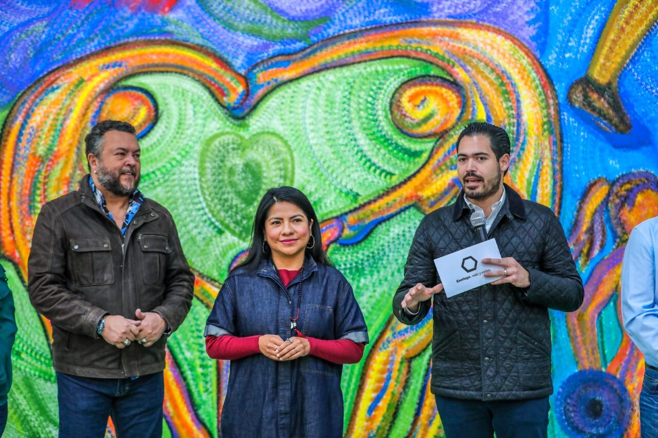 David de la Peña Marroquín inaugura mural del colombiano Gabriel Calle Arango en el gimnasio de Santiago