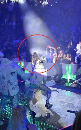 Gloria Trevi escupiéndole a sus fans