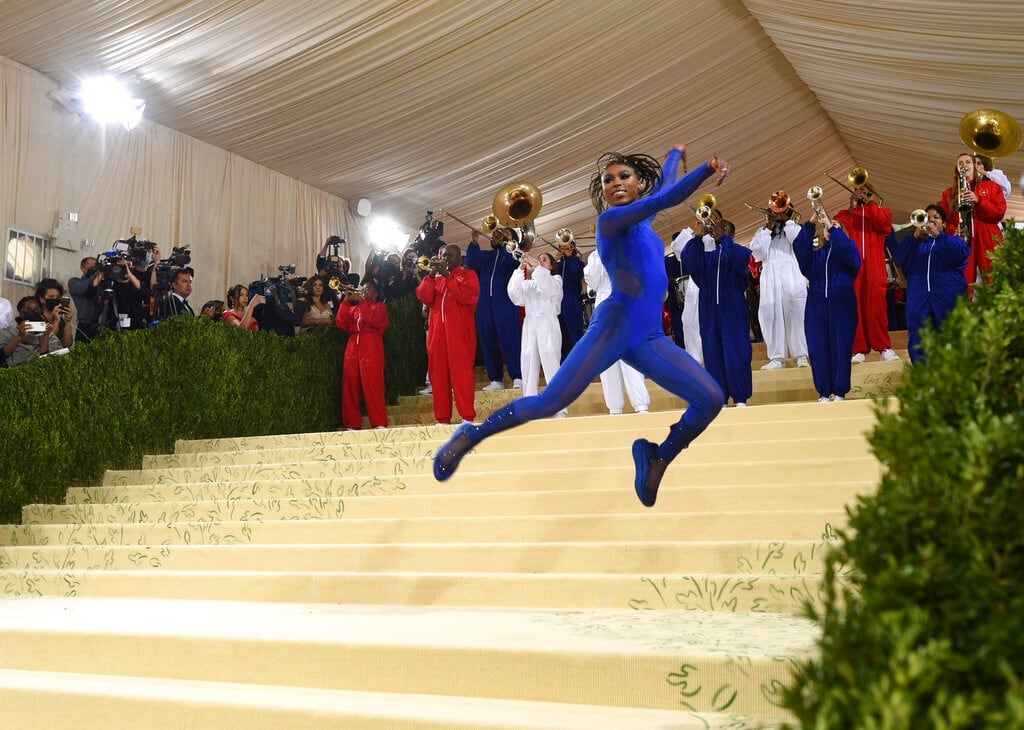 La gimnasta Nia Dennis asiste al Met Gala 2021