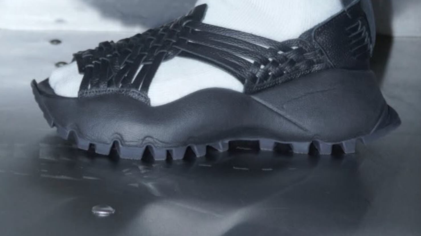 Los nuevos tenis huaraches de Adidas y el racismo de la apropiación cultural