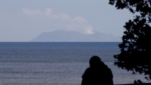Temen por la muerte de 13 personas tras erupción volcánica en Nueva Zelanda.