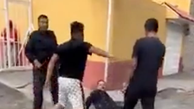 Joven se pelea con policía municipal de Ecatepec