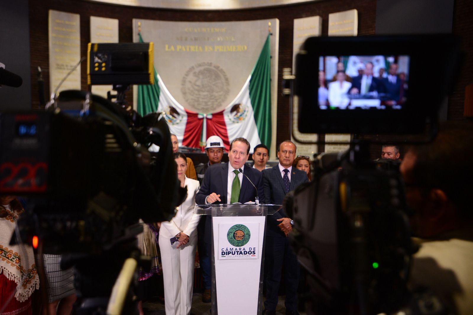 Eruviel Ávila presenta iniciativa para regular uso y desarrollo de IA