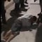 El impresionante video en que repartidores cazan a ladrón hasta su casa y él suplica por su vida