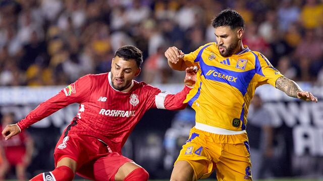 Alexis Vega en el Tigres vs Toluca de la Liga MX.