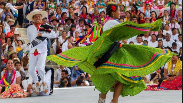 Narrando la historia de la máxima festividad de los oaxaqueños, el animador presentó la segunda Delegación