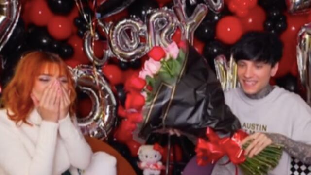 Cry regala ramo buchón a Yeri Mua