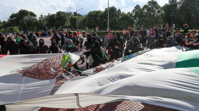 Vandalismo en la UNAM. Encapuchados queman bandera.