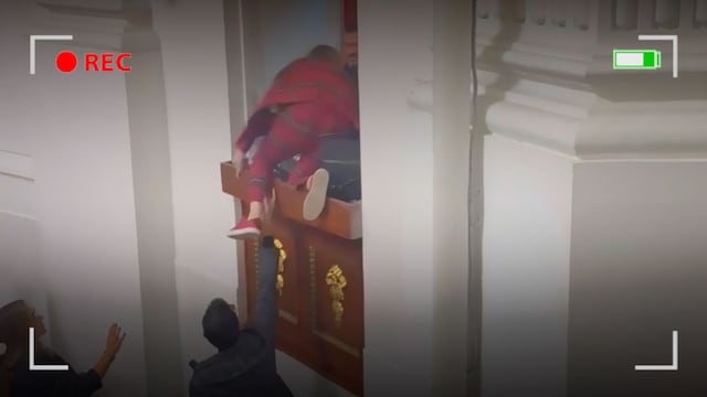 Video exhibe a diputada del PRI acusada de cortar cables en el Congreso CDMX