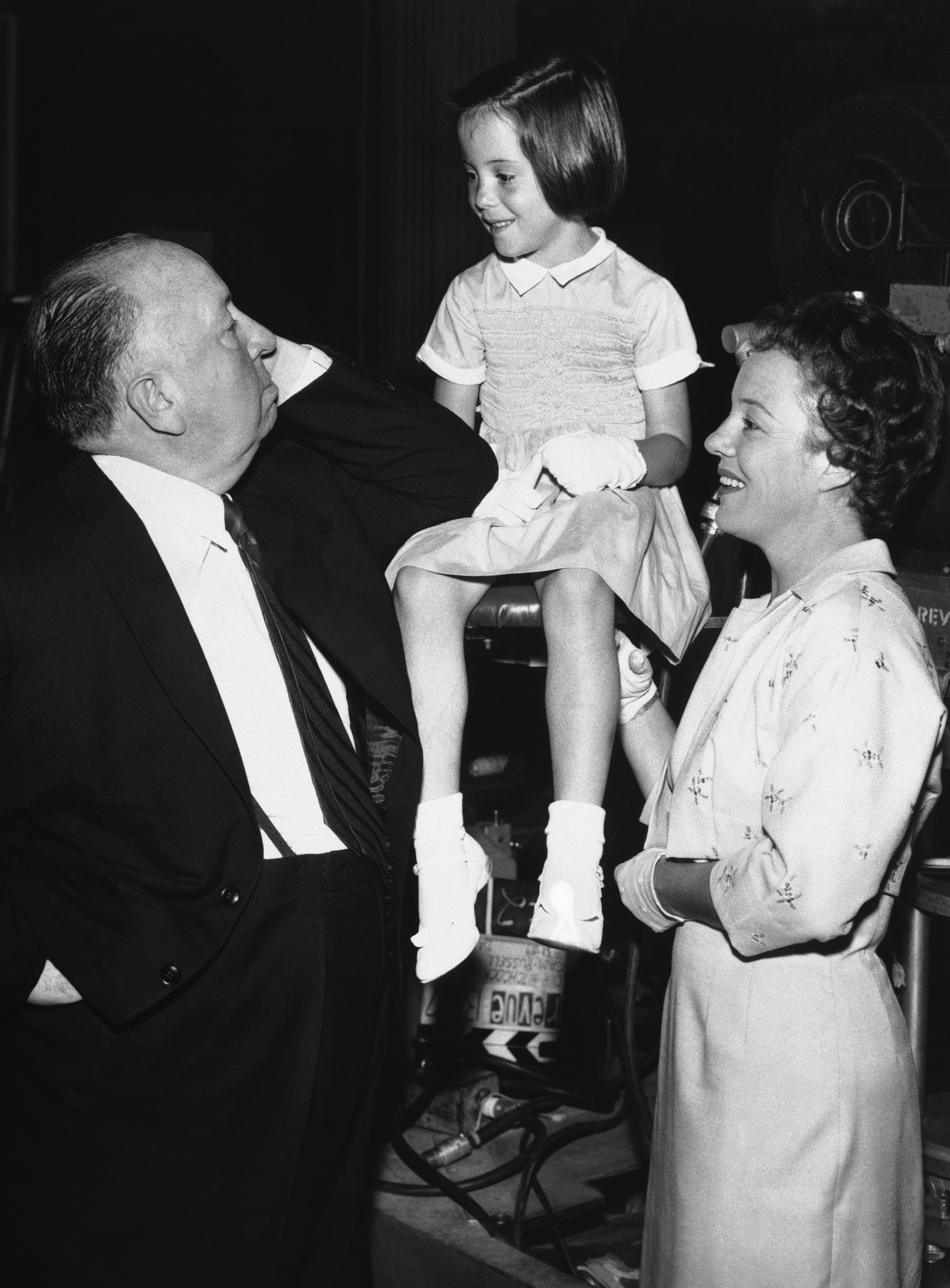 Alfred Hitchcock con su nieta Mary O'Connell y su hija Pat Hitchcock
