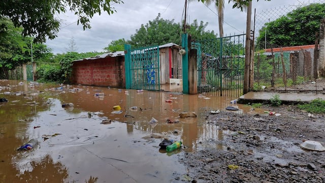 Se desborda el río Balsas por desfogue de presas y colapsa un puente