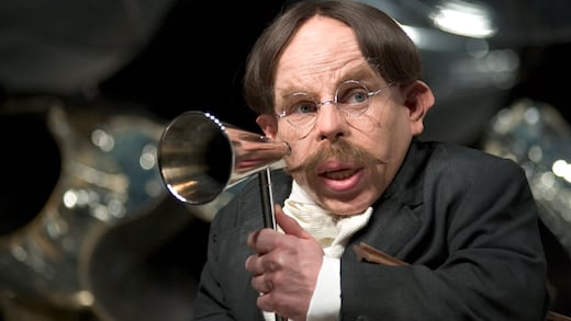 Warwick Davis como el profesor Filius Flitwick regresa a la serie de Harry Potter en HBO