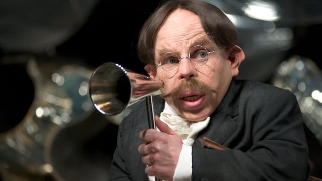 Warwick Davis como el Profesor Filius Flitwick