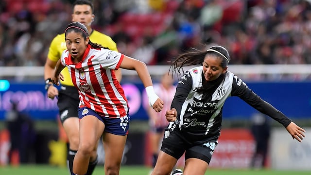 Dana Sandoval, de Chivas Femenil, conduce el balón durante el choque ante Necaxa.