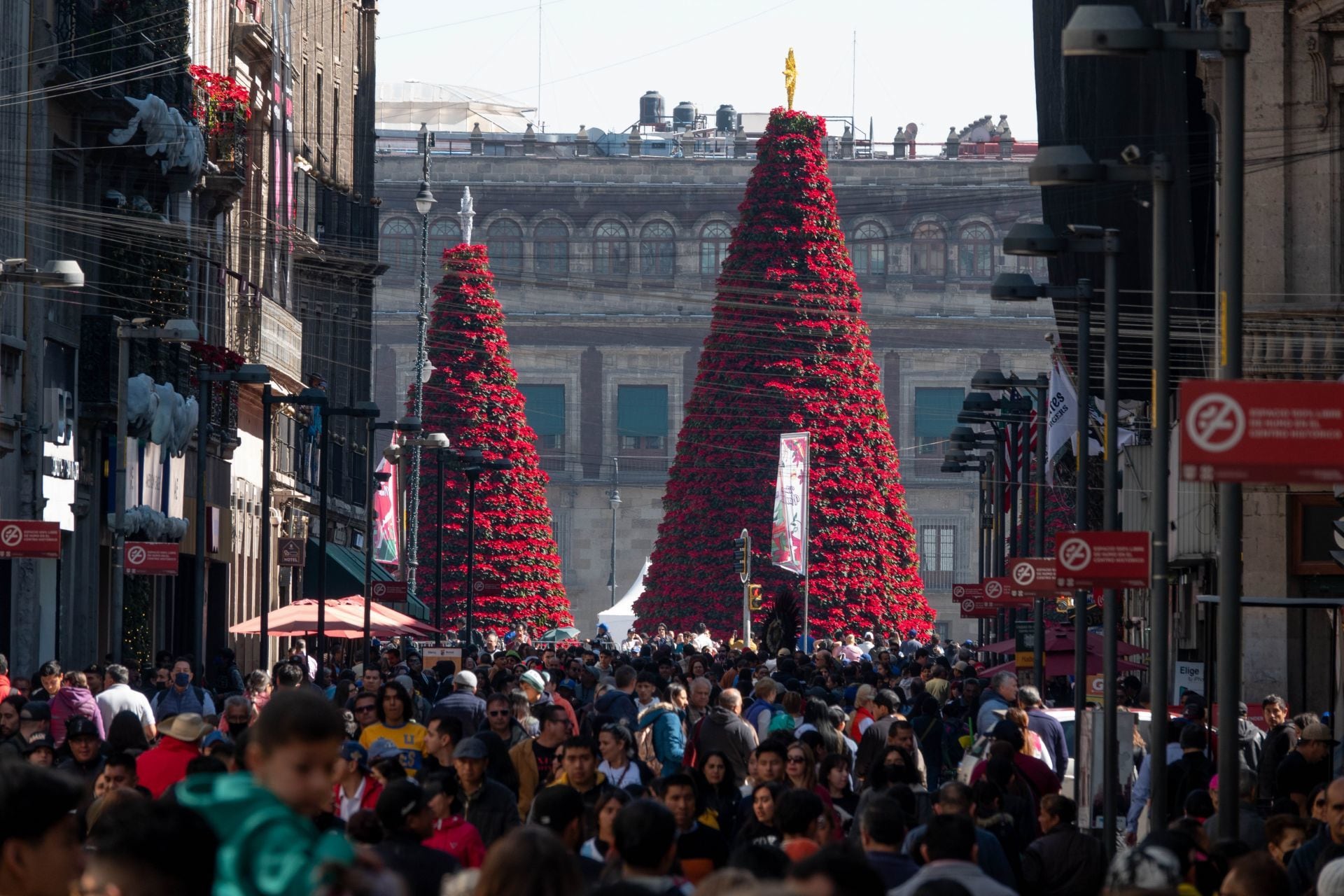 En el marco de las vacaciones decembrinas, cientos de personas caminan por la calle de Madero en el Centro Histórico