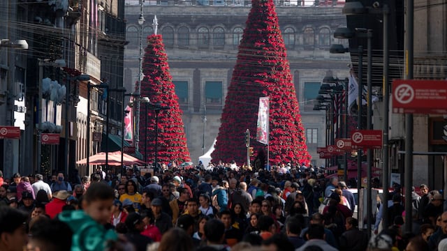 En el marco de las vacaciones decembrinas, cientos de personas caminan por la calle de Madero en el Centro Histórico