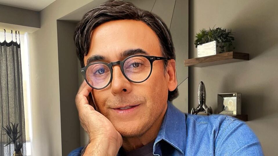 A Adal Ramones lo regañaron en TV Azteca por hablar mal de la 4T y revela a detalle qué dijo