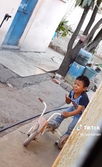Un niño canta Castillos de Amanda Miguel desgarradoramente